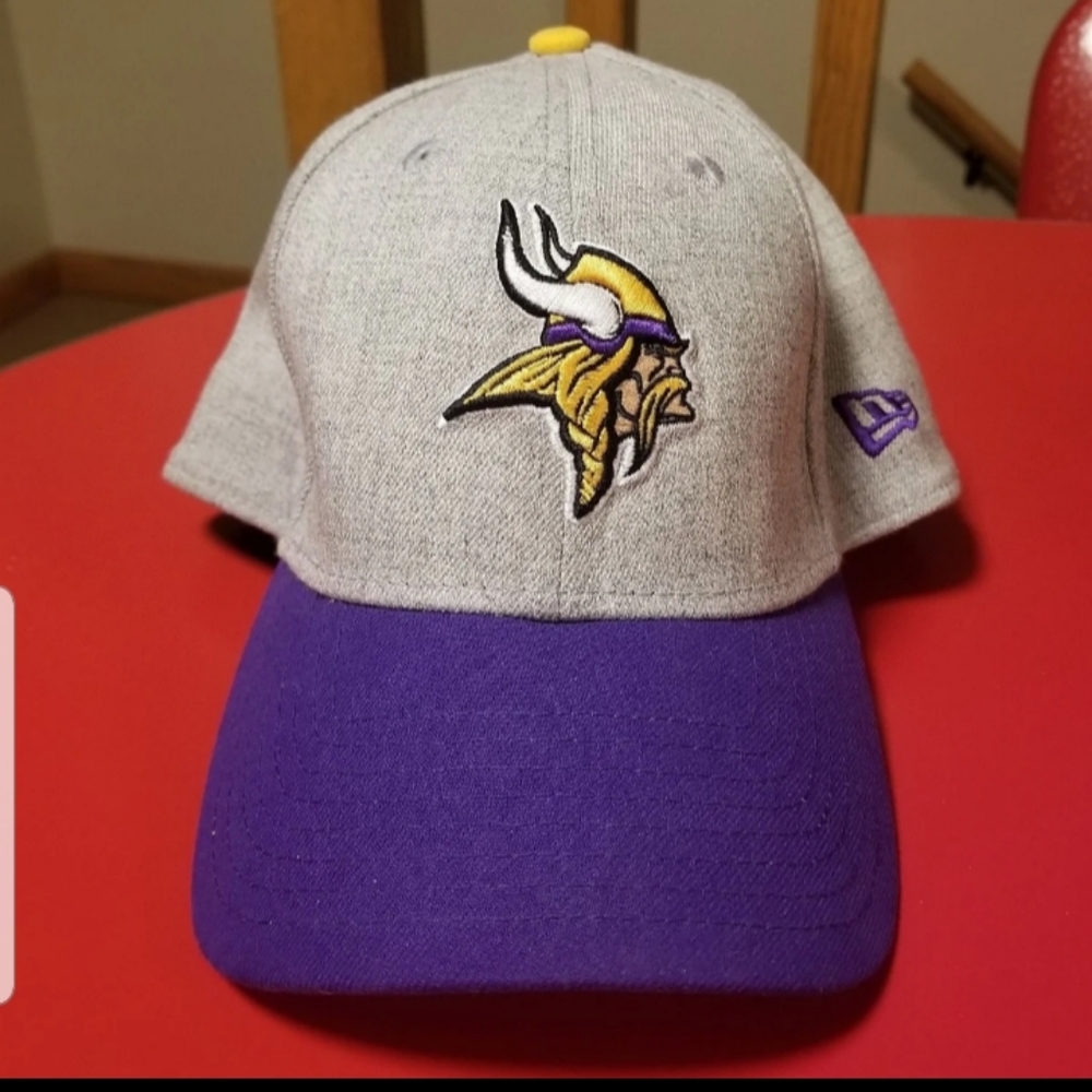 EUC Vikings New Era 39Thirty Hat L/XL